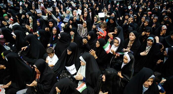 Iran, ‘il velo fondamento di civiltà, resta obbligatorio’