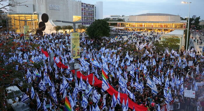 Israele: proteste, bloccati i decolli dall’aeroporto di Tel Aviv