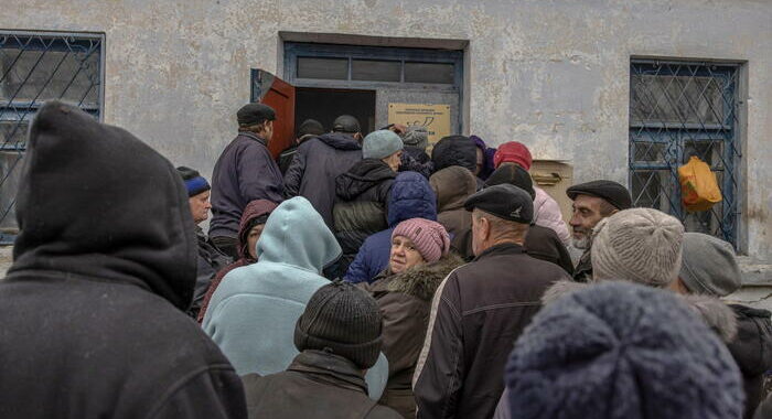 Kiev, attacco russo sui civili in fila per aiuti a Kherson