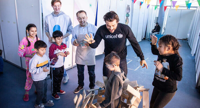 L’attore Orlando Bloom è a Kiev, ‘ridare l’infanzia ai bambini’