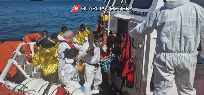 ++ Migramti: a Lampedusa 41 sbarchi in un giorno, è record ++