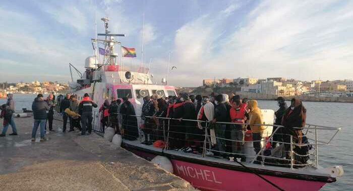 Migranti: record sbarchi a Lampedusa, in 2mila in 24 ore