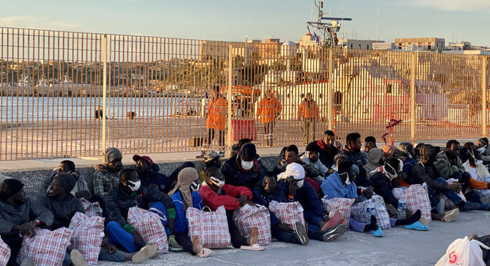 Migranti: trasferimenti da Lampedusa per svuotare l’hotspot