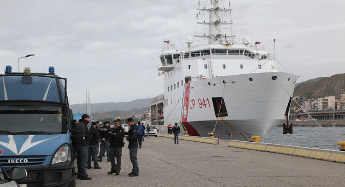Migranti:arrivata a Reggio C. la nave Dattilo,a bordo in 584