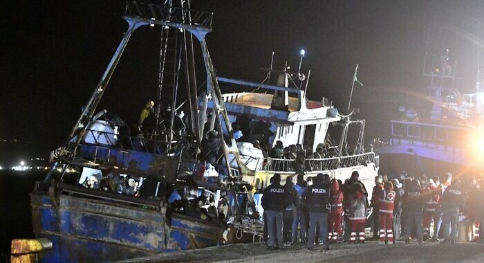 Migranti:barca arrivata nella notte a Crotone,a bordo in 487