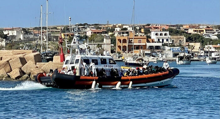 Navi e aerei militari per svuotare Lampedusa, più Cpr