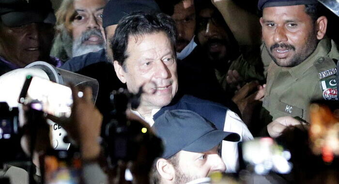 Pakistan: Khan dal giudice a Islamabad, blitz polizia in casa