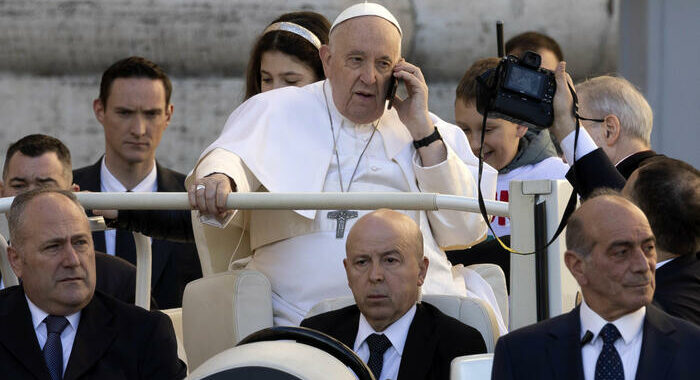 Papa in Piazza San Pietro, sulla papamobile al cellulare