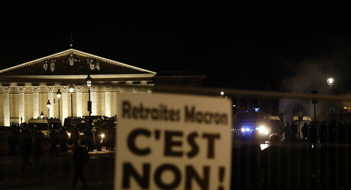 Parigi, degenera manifestazione pensioni, 120 fermi
