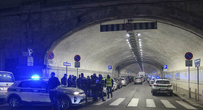 Passanti accoltellati per rapina a Milano, alcuni feriti