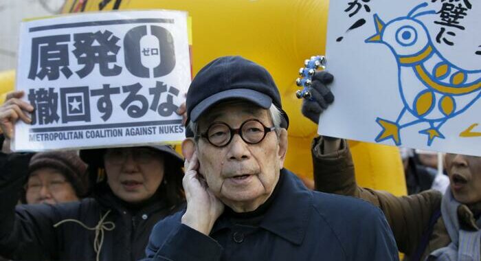Premio Nobel giapponese Kenzaburo Oe morto a 88 anni