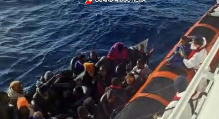 Raffica sbarchi a Lampedusa, 1.175 migranti in 24 ore