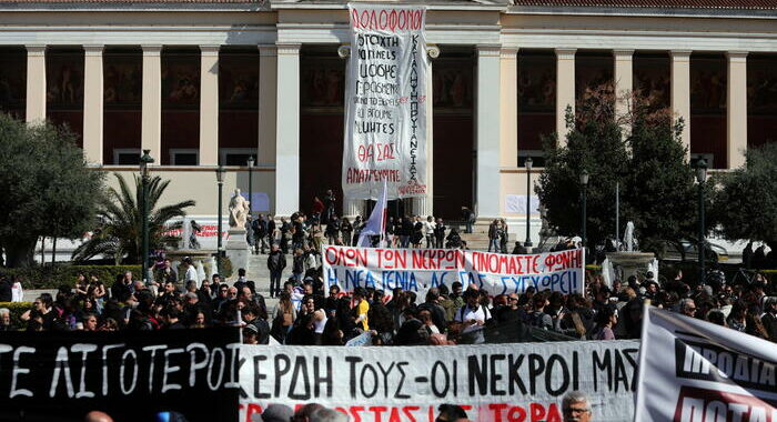Scontri ad Atene, lancio di molotov e lacrimogeni