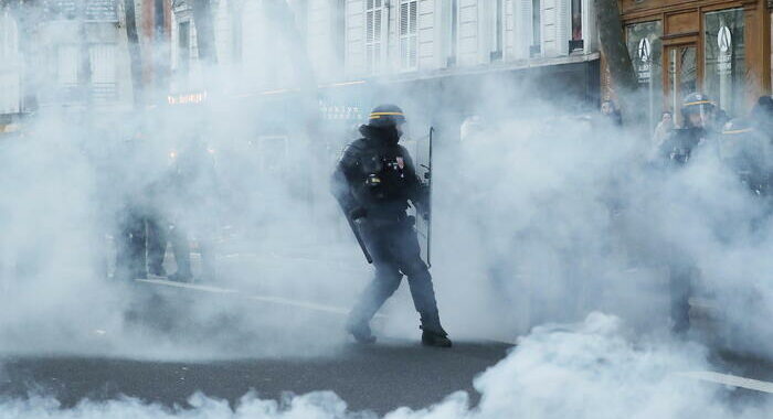 Scontri in Francia, ’50 manifestanti feriti, 16 agenti’