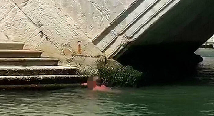 Si tuffa in acqua a Venezia dalla cima di un palazzo