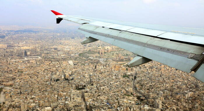 Siria: raid aereo israeliano su aeroporto di Aleppo