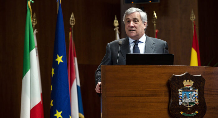 Tajani, apriremo a decine di migliaia di migranti regolari