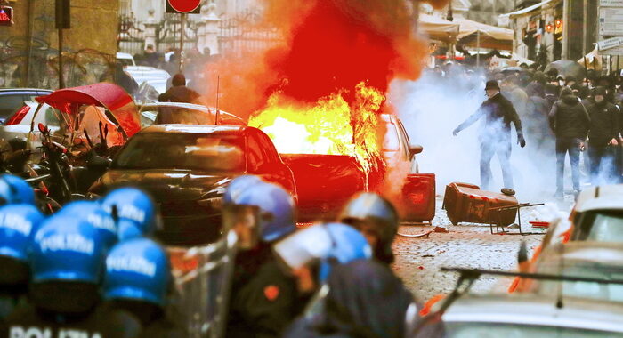 Terrore a Napoli, guerriglia in centro tra tifosi