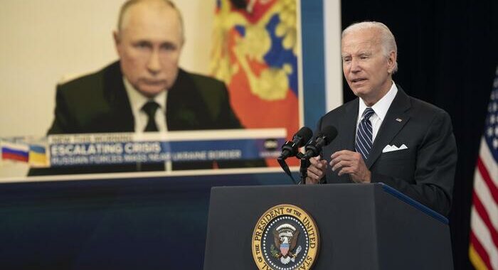 Ucraina, Biden: il mandato d’arresto per Putin è giustificato