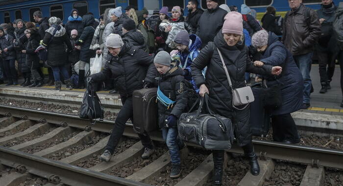 Ucraina: quasi 11 mila profughi entrati in Ungheria in 24 ore