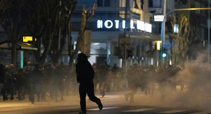 Violenti scontri ad Atene tra polizia e manifestanti