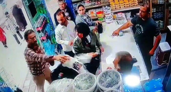 Aggredite con lo yogurt, arrestate due iraniane senza velo