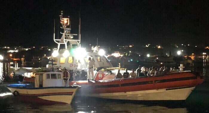 Ancora sbarchi a Lampedusa, in 102 arrivati nella notte