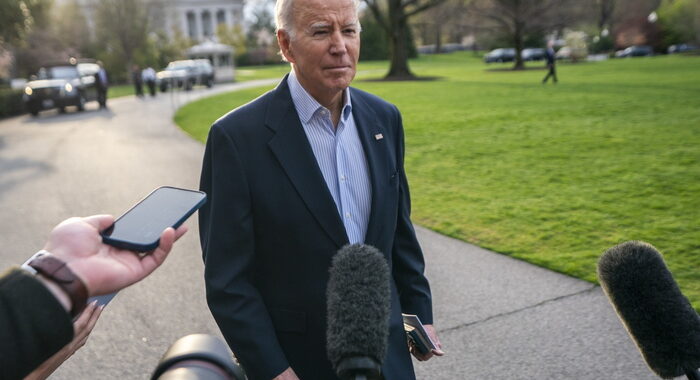 Biden firma la legge che mette fine all’emergenza Covid