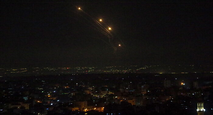 Bombardamenti di Israele sulla Siria dopo il lancio di razzi