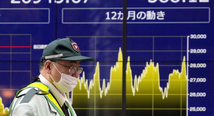 Borsa: a Tokyo apertura in calo (-0,62%)