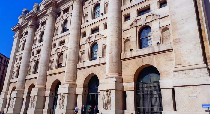 Borsa: Milano apre in ribasso (-0,55%)