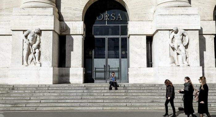 Borsa: Milano apre poco mossa (+0,03%)