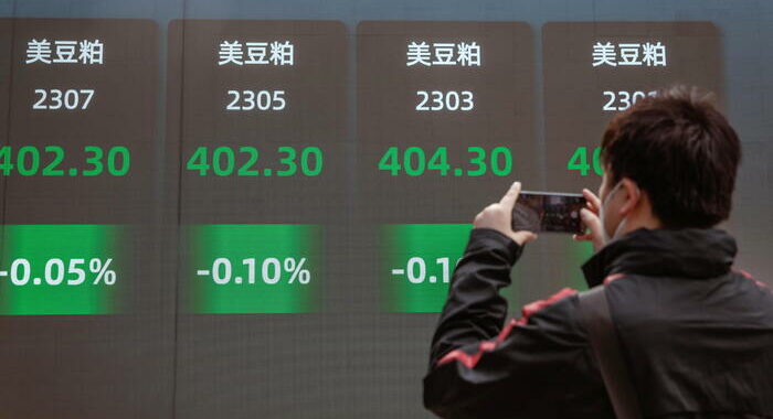 Borsa: Shanghai a -0,01%, Shenzhen a -0,08%