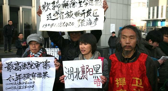 Cina: 14 e 12 anni carcere per due noti avvocati attivisti