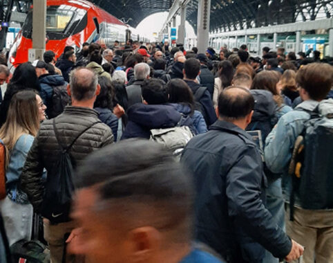 Code in stazione a Milano, ‘assalto ai treni in partenza