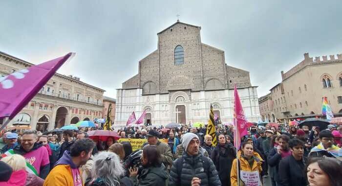 Famiglie arcobaleno in piazza a Bologna sfidano la pioggia