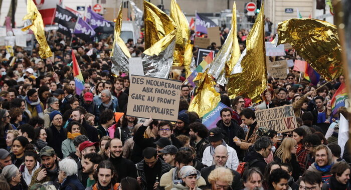 Francia: Cgt, 400.000 manifestanti in piazza a Parigi