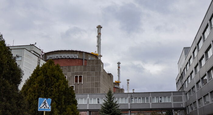 Gb, posizioni di guerra sui tetti della centrale di Zaporizhzhia