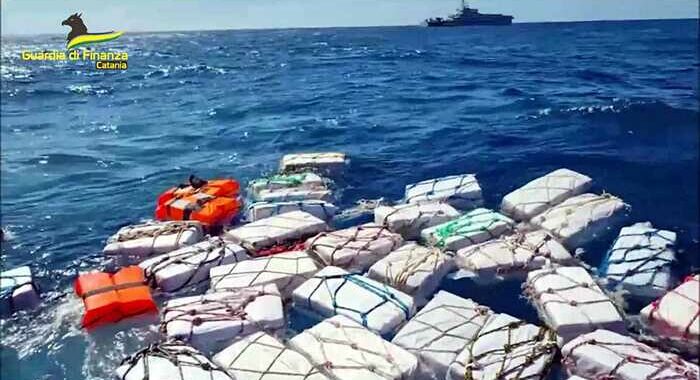 Gdf sequestra 2.000 kg di cocaina in mare, vale 400 milioni