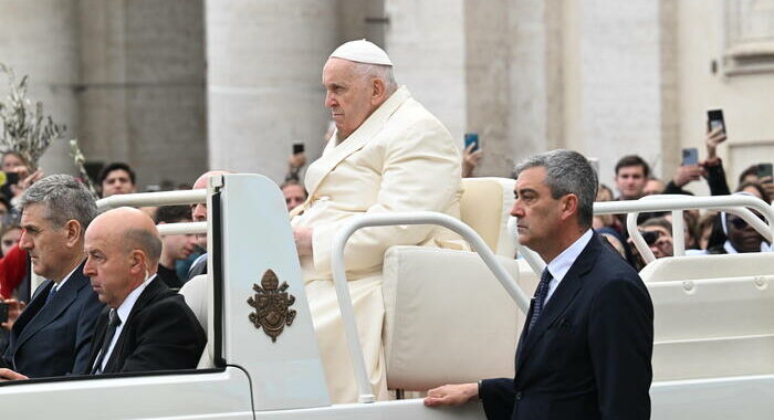 Il Papa è in Piazza San Pietro per la messa delle Palme