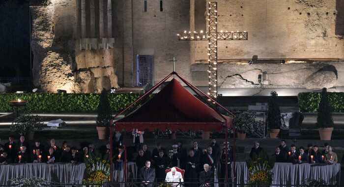 Il Papa non andrà al Colosseo per la Via Crucis