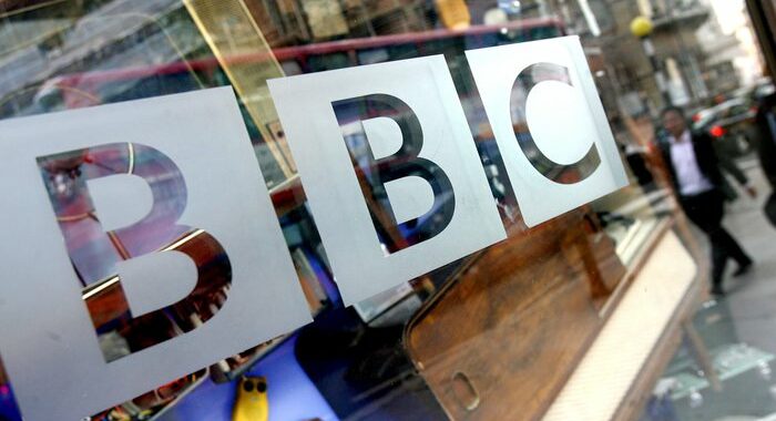 Il presidente della Bbc si dimette per un prestito a BoJo