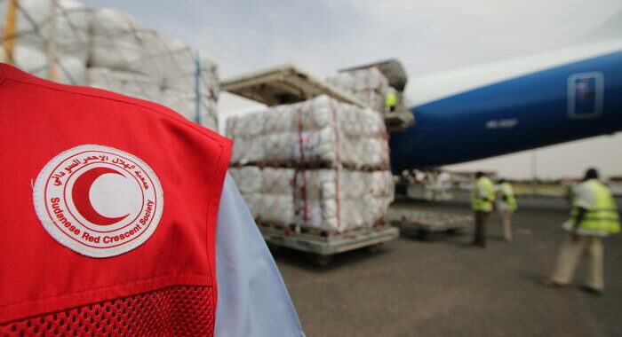 Il primo volo di aiuti umanitari atterra a Port Sudan