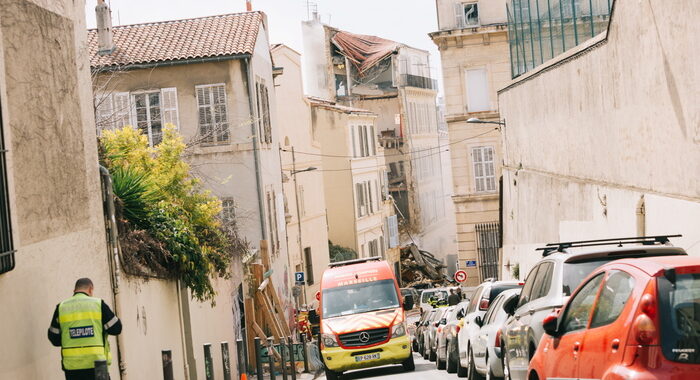 Immobile crollato a Marsiglia, almeno 8 persone disperse