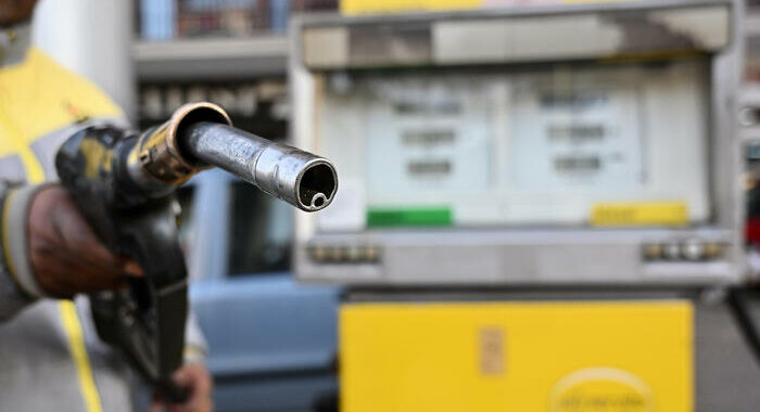 La benzina sale a 1,875 euro al litro, sui massimi da agosto
