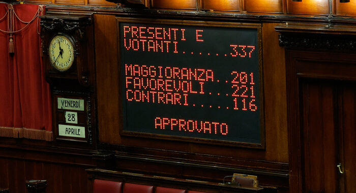 La Camera approva lo scostamento di bilancio e il Def