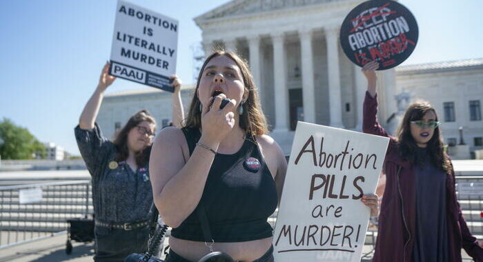 La Corte Suprema Usa prende tempo sulla pillola abortiva