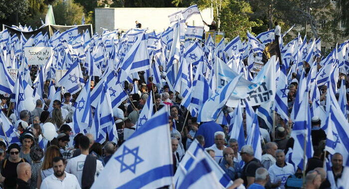 La destra di Israele in piazza in difesa della riforma