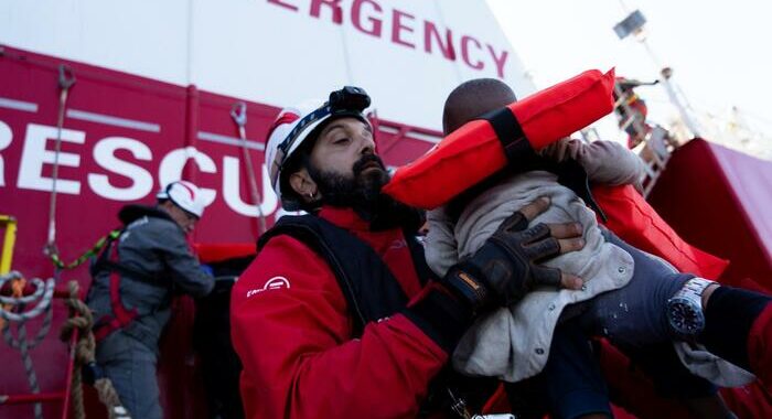 La nave di Emergency salva 55 migranti partiti dalla Libia