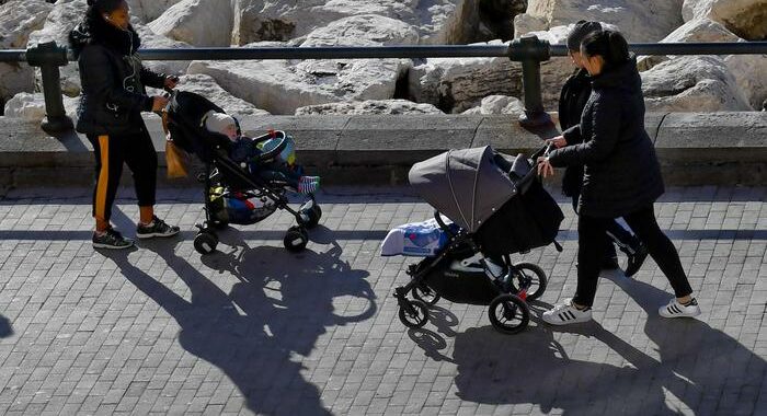 L’Italia senza bimbi, la natalità è al minimo storico